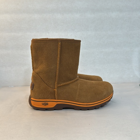UGG Lynden Waterproof Suede Boot. Size 2 in excellent condition like new - Picture 3 of 11